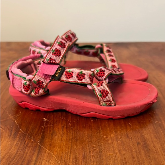 Teva Sz 8 Toddler Strawberry Pattern - Picture 4 of 5